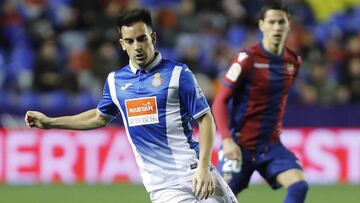 José Manuel Jurado conduce el balón durante un partido disputado contra el Levante