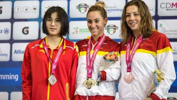 Sarai Gasc&oacute;n y Nuria Marqu&eacute;s posan con sus medallas de oro y bronce en la prueba de 100 metros mariposa de los Mundiales de Nataci&oacute;n Paral&iacute;mpica de M&eacute;xico.