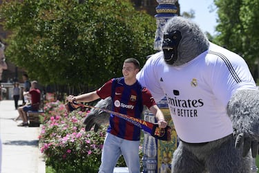 Aficionados del Barcelona y del Real Madrid disfrutan por las calles de Sevilla de las horas previas a la final de Copa. 
