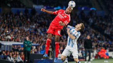 SAN SEBASTI?N, 08/11/2023.- El centrocampista del Benfica Florentino (i) pelea un bal¨®n con el defensa de la Real Sociedad Aihen Mu?oz durante el partido de la fase de grupos de la Liga de Campeones entre la Real Sociedad y el Benfica, este mi¨¦rcoles en el Reale Arena. EFE/ Juan Herrero