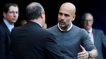 Pep Guardiola y Ben&iacute;tez se saludan antes del partido de Premier 