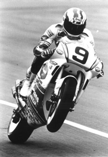 Debutó en 1989 en la categoría reina. Se ha convertido en uno de los mejores de la historia al ganar 5 campeonatos de 500 cc seguidos (1994, 1995, 1996, 1997 y 1998).