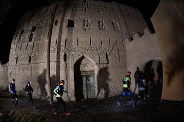 Con una distancia de unos 172 km y un desnivel positivo de unos 10.000 metros, se la considera la carrera a pie de Trail running más prestigiosa del mundo.