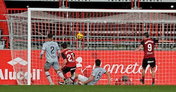 No acostumbra a marcar, pero Joel Roca decidió el día exacto para hacerlo. El extremo salió del banquillo y fue fundamental para su equipo. Primero anotó el tanto del empate, en el 87’; y después, asistió a Panichelli, con un suave y certero envío con su pierna derecha.