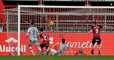 No acostumbra a marcar, pero Joel Roca decidió el día exacto para hacerlo. El extremo salió del banquillo y fue fundamental para su equipo. Primero anotó el tanto del empate, en el 87’; y después, asistió a Panichelli, con un suave y certero envío con su pierna derecha.