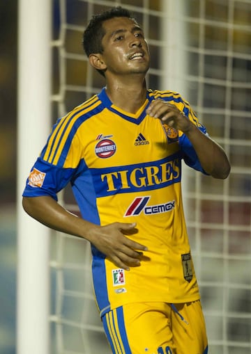 El "Patrullero" llegó a Tigres de la UANL procedente de Pachuca para disputar el Clausura 2011. El habilidoso extremo mexicano no se pudo consolidar con los felinos y únicamente jugó 48 partidos con ellos. Hernández salió a León y encontró ahí su mejor versión.
