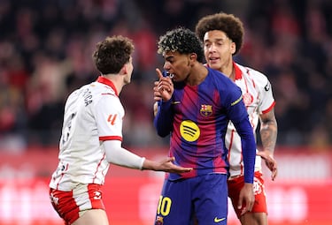 El delantero blanquirrojo corta una jugada con una entrada desmedida a Lamine Yamal. El arbitro, Soto Grado, le enseña la cartulina roja y, entre tanto, se monta una bronca que al final acaba en nada.