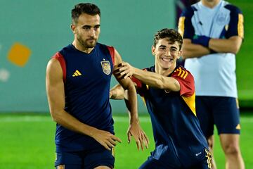 Buen ambiente en el entrenamiento entre Eric García y Gavi.