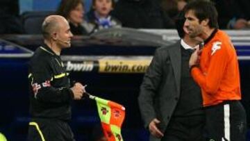 <b>DOS AMARILLAS.</b> Albelda recibió la segunda amarilla por tocar el balón con el hombro.