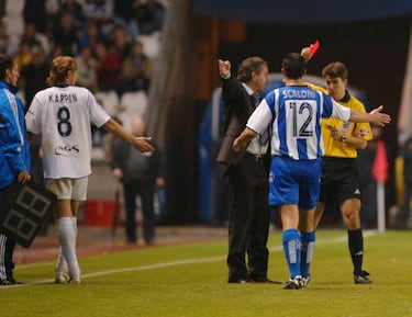 El incidente tuvo lugar el domingo 28 de noviembre de 2004 en Riazor, en un partido de Liga entre el Deportivo de La Coruña y la Real Sociedad. Karpin, que había sido jugador del Celta, fue increpado e insultado por la afición del Deportivo durante todo el partido, debido a la fuerte rivalidad regional. En el minuto 87, cuando iba a ser sustituido por su entrenador, Karpin se dirigió a la grada de Riazor y aplaudió en repetidas ocasiones. El árbitro, Rubinos Pérez, interpretó los aplausos como una "actitud de mofa" y una provocación hacia el público. Le mostró la segunda tarjeta amarilla y, por lo tanto, la tarjeta roja de expulsión.