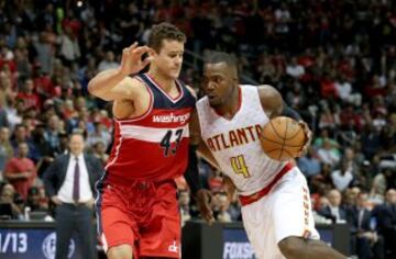 Paul Millsap y Kris Humphries.