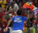 Aficionado realiza protesta pro LGBTIQ+, mujeres iraníes y Ucrania en el Portugal vs Uruguay