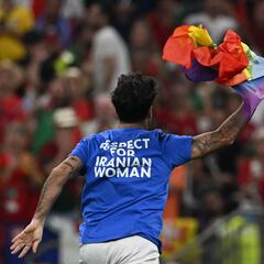Aficionado realiza protesta pro LGBTIQ+, mujeres iraníes y Ucrania en el Portugal vs Uruguay