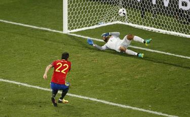 Casillas celebrates with Nolito after Spain's second goal