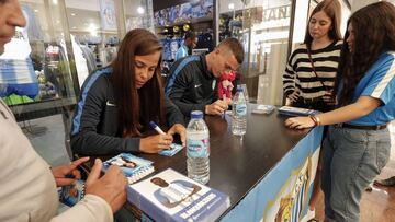 Raquel García firmando autógrafos. A su izquierda Jack Harper.