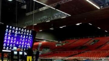 <b>TODO A PUNTO. </b>Los operarios del BEC, en la localidad vizcaína de Barakaldo, se afanaban ayer para que todo esté a punto para el incio de la Copa del Rey.