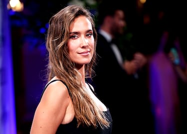 La influencer dejó esta conversación con David Broncano en La resistencia: “Estoy en un nivel intermedio para todo. Para los muy fachas, soy roja, y para los muy rojos, soy facha. Hay gente de mi entorno, no mis amigos, que piensa que soy rojilla. Siempre estoy como en un nivel intermedio”, dijo ella. Y el presentador replicó: “Igual piensas que los que los más rojos son Albert Rivera y otro. Me gustaría ver a tus amigos comunistas, no sé, un concejal del PP que le gustan los gais”.