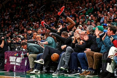 En la foto, el escolta de los Philadelphia 76ers VJ Edgecombe se lanza a la grada del  TD Garden de Boston para intentar salvar un balón ante los Celtics. Los 23 puntos del rookie y los 33 de Tyrese Maxey no impidieron que los locales se llevaran la victoria por 114 a 98. Por los de verde destacaron Jaylen Brown y el pívot Neemias Queta, ambos con 27 puntos.