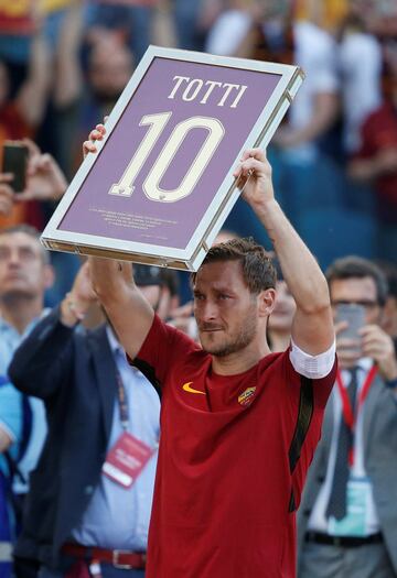 Un emocionado Totti se despide de su afición en su último partido con la Roma.