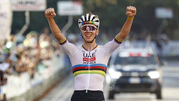 Pogacar se saca un truco de la chistera para cumplir su promesa