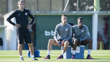 Ernesto Valverde junto a Merino y Williams.