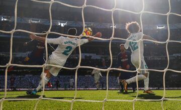 Dani Carvajal handles the ball in the area resulting in him being sent off.