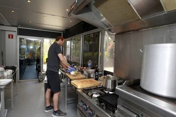 En el motorhome del Sky no falta ningún detalle, incluida la cocina.