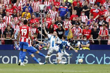 Carrasco marca el 1-0 al Espanyol.