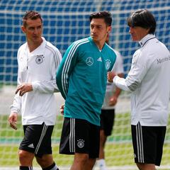 Effenberg pide expulsar a Özil y Gundogan de Alemania