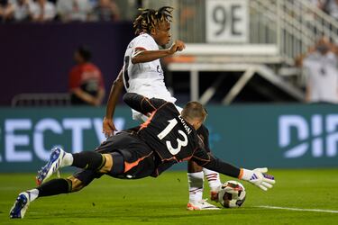 El jugador del Milan, Samuel Chukwueze, ante el portero del Real Madrid, Lunin. 