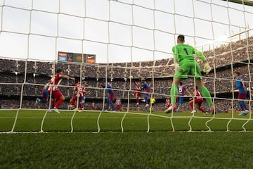 Luis Suárez marca el 4-2.