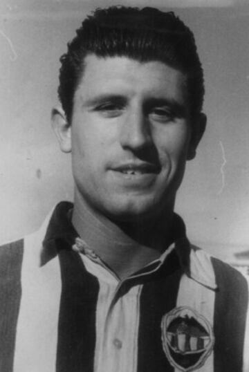 De los 24 futbolistas que, en toda la historia, han vestido las camisetas del Deportivo y el Valencia, el primero fue Manuel Alepuz. Nacido en Burjassot, apenas jugó tres partidos con el Valencia en el curso 1940-41. Después se fue al Castellón y de ahí al Deportivo, donde en la 1946-47 jugó 12 partidos como titular. Fue presidente del Comité Territorial de entrenadores. Murió en 2008.