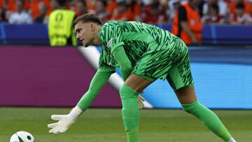 Berlin (Germany), 25/06/2024.- Goalkeeper Bart Verbruggen of the Netherlands in action during the UEFA EURO 2024 group D match between the Netherlands and Austria, in Berlin, Germany, 25 June 2024. (Alemania, Países Bajos; Holanda) EFE/EPA/ROBERT GHEMENT
