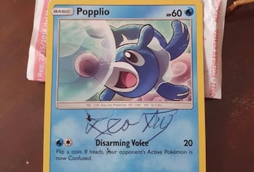 carta pokemon popplio firmada por el papa