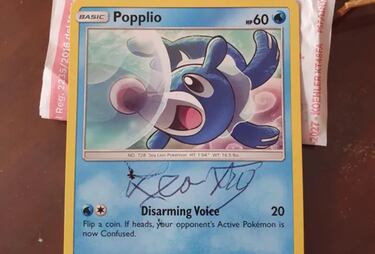 Un fan de Pokémon conoce al Papa y le pide que le firme una carta muy especial: por supuesto, aceptó
