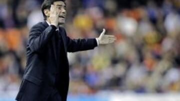 El entrenador del Villarreal, Marcelino Garc&iacute;a, da indicaciones a sus jugadores durante el partido ante el Valencia correspondiente a la vig&eacute;simo novena jornada de Liga de primera divisi&oacute;n que se juega hoy en el estadio Mestalla.