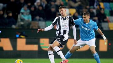 Udine (Italy), 14/12/2024.- Udinese's Lorenzo Lucca (L) and Napoli's Alessandro Buongiorno in action during the Italian Serie A soccer match Udinese Calcio vs SSC Napoli at the Friuli - Bluenergy Stadium in Udine, Italy, 14 December 2024. (Italia) EFE/EPA/GABRIELE MENIS
