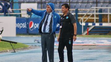 Luis Fernando Tena en el estadio Doroteo Guamuch Flores.