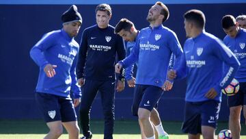 Míchel y sus jugadores, durante la sesión de este viernes.