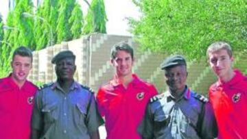 <b>VIGILANTES. </b>Edu Ramos, Isco y Kevin posan con dos policías nigerianos, ayer, en su sede de Kano.