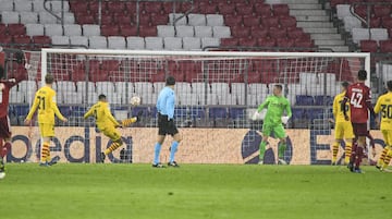 Müller anotó de cabeza el 1-0.