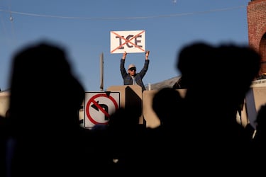 Miles de personas protestan en Los Angeles en contra del ICE  (Servicio de Inmigración y Control de Aduanas) desplegado Minnesota. 