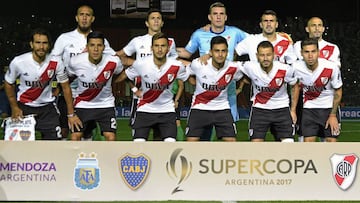 Argentina's River Plate team pose for pictures during their Supercopa Argentina 2018 final football match against Boca Juniors at Malvinas Argentinas stadium in Mendoza, Argentina, on March 14, 2018. / AFP PHOTO / Andres Larrovere