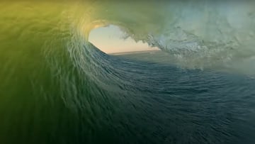 Ola en forma de tubo en Skeleton Bay, Namibia.