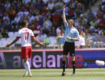 El colegiado Ignacio Iglesias Villanueva (d) muestra la tarjeta roja al centrocampista del Almería Jesús Fernández, "Suso" (i), durante el encuentro frente al Betis de la trigésimo sexta jornada de la Liga de Primera División que se juega esta mañana en el estadio de los Juegos Mediterráneos de Almería