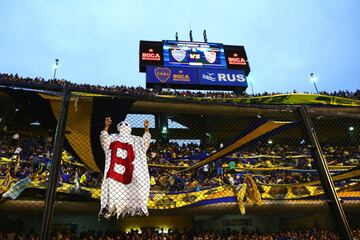 Tras jugar un año en la B Nacional, River volvía a la Bombonera y los hinchas de Boca aprovechaban para cantar contra su eterno rival. Además, una bandera invadía el fondo de una de las tribunas.