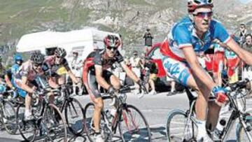 <b>MOREAU, EL MÁS AMBICIOSO. </b>El francés Moreau, que luce el maillot de campeón de Francia, marca el ritmo seguido de Valverde, Evans, Schleck, Mayo y Kashechkin.