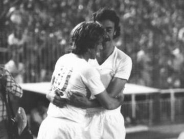 Una grave lesión en 1977 le hizo dejar el fútbol español. Su último partido de blanco fue su homenaje, ante el Eintracht. En él le entregó el número 10 y el mando en el centro del campo a Vicente del Bosque, su relevo generacional. 