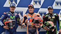 Marc Marquez, el poleman en Australia, posa junto a Maverick Viñales y Johann Zarco.