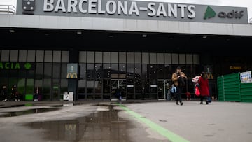 Estación de Barcelona-Sants, a 9 de marzo de 2025, en Barcelona, Catalunya (España). Cargos del Ministerio y la Conselleria de Territorio de la Generalitat y los presidentes de Renfe y Adif se han reunido para discutir sobre las incidencias ferroviarias de esta semana. La reunión se produce tras la huelga en marzo y abril por parte de los comités de empresa del operador Renfe y del gestor de infraestructuras ferroviarias Adif, en protesta por las decisiones que se están tomando para traspasar el servicio de cercanías a la administración catalana.
09 MARZO 2025;INCIDENCIAS;FERROVIARIAS;RENFE;ADIF;RODALIES;TREN;REUNIÓN;RECURSOS
Lorena Sopêna / Europa Press
09/03/2025